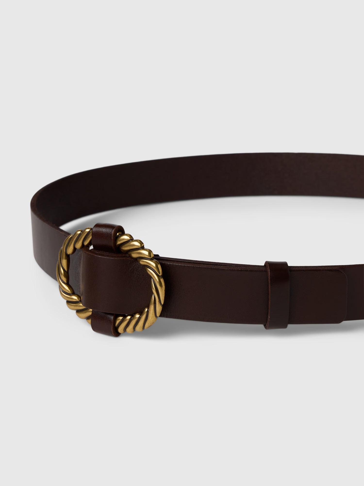 Oval leather belt
